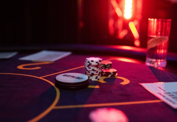 Live dealer at maroon toto Dragon Tiger table with multiple camera angles